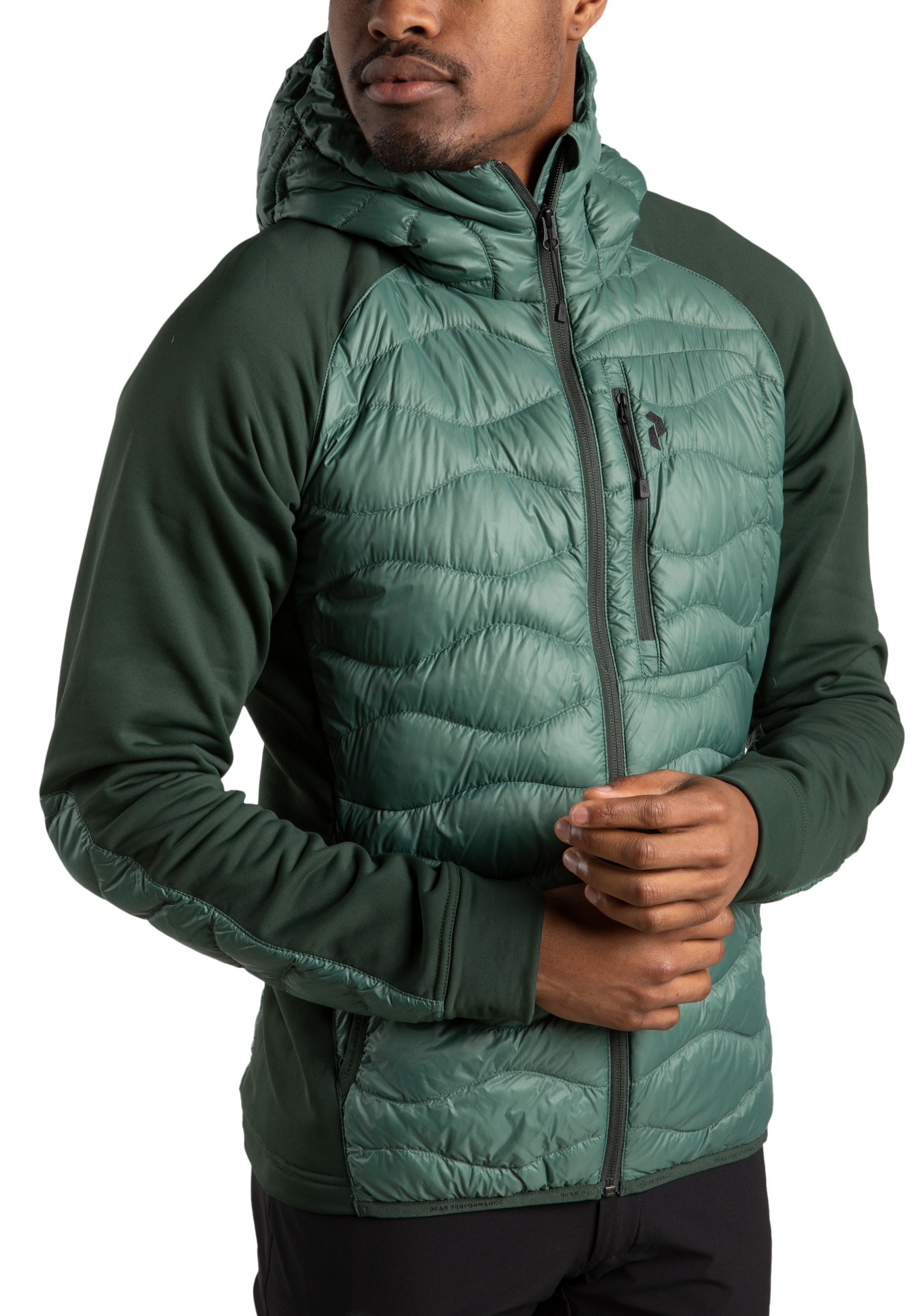 PEAK PERFORMANCE M HELIUM HYBRID HOOD JACKET på stadium.se